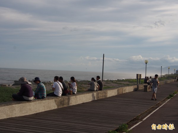 馬勒卡颱風北轉，台東吹起焚風，不少民眾到海邊吹海風乘涼。（記者王秀亭攝）