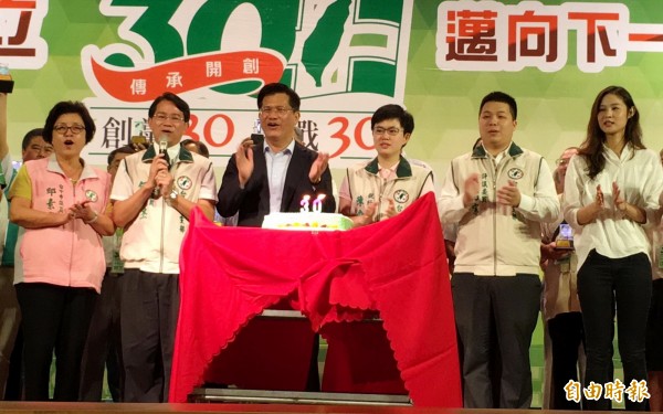 在台中市長林佳龍（左3）、民進黨市黨部主委何明杰（左2）帶領下，黨員齊唱生日快樂歌。（記者張菁雅攝）