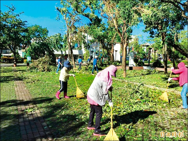 屏東大學教職員工、校友在假期一早返校協助災後復原工作。（記者邱芷柔攝）