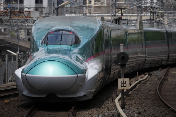 鐵路營運商東日本旅客鐵道公司一名駕駛日前上班時，因害怕耽誤時間，便直接在鐵軌上小解，此舉引發批評。（彭博）