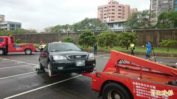 台北市今早關閉水門，並移置停放在河濱公園的車輛，交通警察大隊呼籲車主快來領回愛車。（資料照，記者何世昌攝）