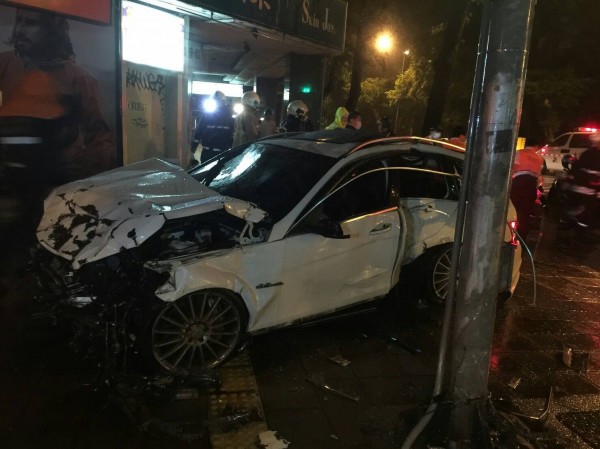 台北風雨夜，白色賓士C63跟計程車撞上，造成1死5傷。（記者姚岳宏翻攝）