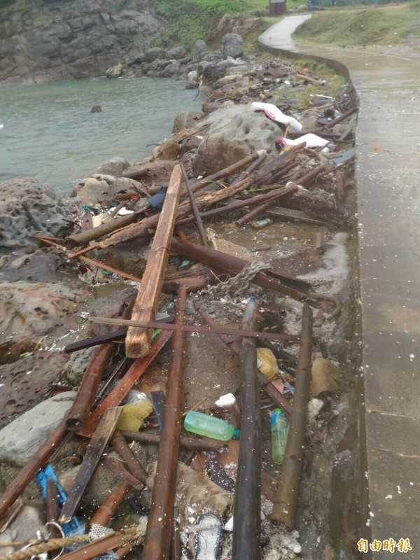 「莫蘭蒂」、「馬勒卡」接連侵台，風浪將海漂垃圾吹入野柳地質公園內岸邊，業者一早派人清理。（記者俞肇福攝）