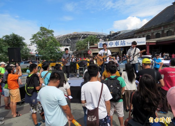 在「椅子」樂團帶領下，民眾大合唱歌曲「再會啦！地平線」。（記者張菁雅攝）