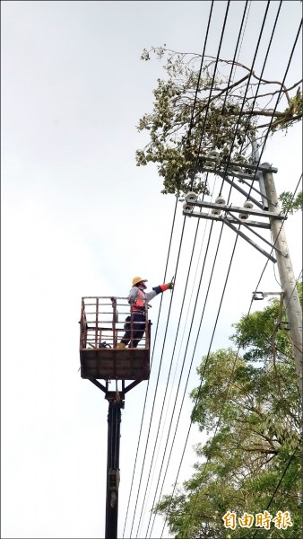 台電維修人員冒著危險揮汗搶修。（記者葛祐豪攝）