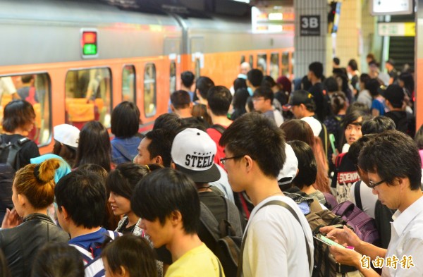 台北車站出現收假人潮，台鐵也加開班次因應大批旅客。（記者王藝菘攝）