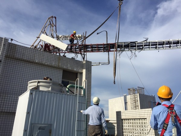 莫蘭蒂颱風造成基地台損毀，中華電信全力投入搶修。（中華電信提供）