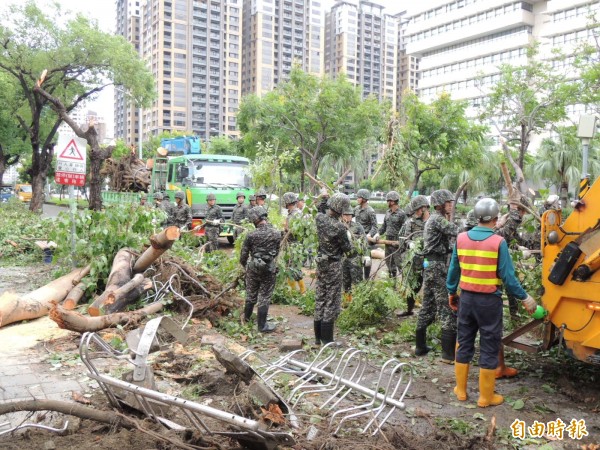 千餘國軍弟兄以民為先，不顧兵營停電至今，紛紛投入高雄市災後復原工作。（記者王榮祥攝）