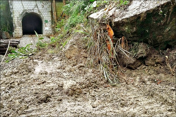 阿里山森林鐵路本線44.7公里處邊坡土石崩落，因石塊較大且多，搶修不易，今天持續停駛搶通，預計明天恢復行駛。（圖由阿里山林鐵管理處提供）