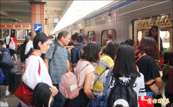 台鐵花蓮站昨天湧入大批人潮，連區間車也擠上大批旅客。（記者游太郎攝）