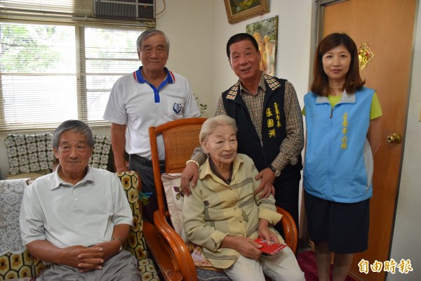 活到老愛美到老，羅陳有妹（前右）連台東市長張國洲（後排中）都驚艷。（記者黃明堂攝）