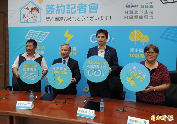 向陽董事長陳貴光（左二）與台灣北斗生技社長前西和雄（右二）為全台第三大租賃型太陽能光電合作案完成簽約。（記者李立法攝）