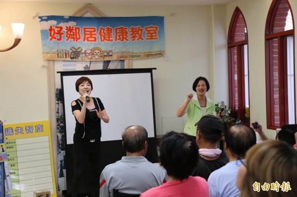 紀麗如在現場說學逗唱,讓長輩們笑開懷。(記者邱芷柔攝) 紀麗如在現場說學逗唱,讓長輩們笑開懷。(記者邱芷柔攝)