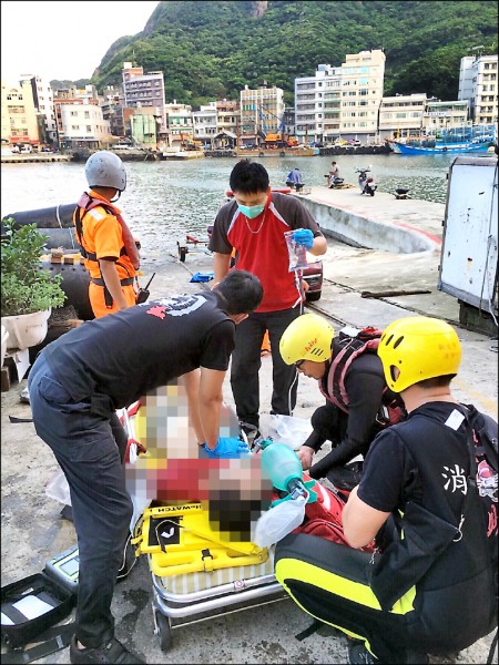 彭男昨陪友人到野柳漁港外垂釣，不料被大浪打落海，消防隊將彭男救起送醫，仍回天乏術。（記者林嘉東翻攝）