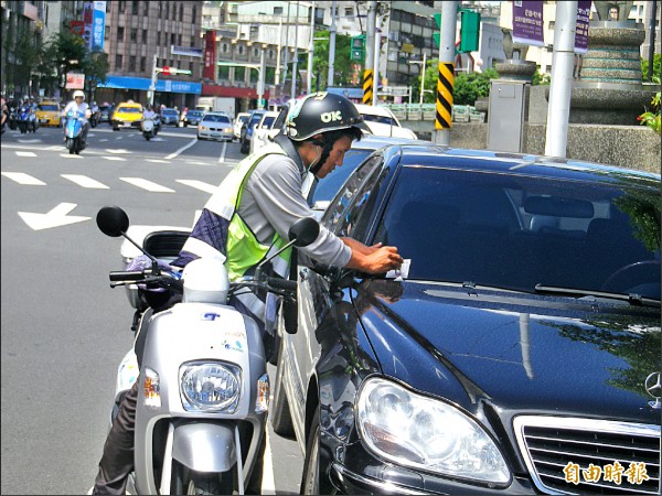 連續假期基隆市仁一路等停車熱點照常收費，住宅區卻不收費，民眾質疑「一市兩制」。（記者盧賢秀攝）