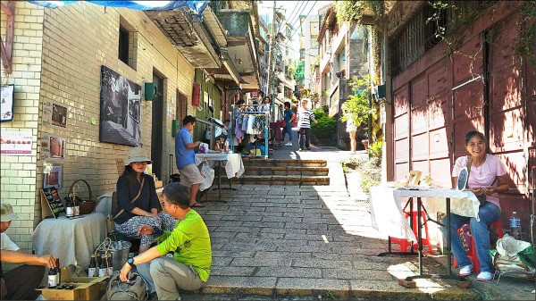 每個月第二個週日，淡水重建街舉辦創意市集。
（城鄉發展局提供）