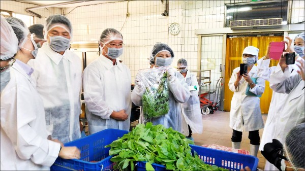 農委會、台北市政府衛生局、教育局、學校代表九月初首度抽驗北部學校午餐的蔬菜。（圖由農委會提供）