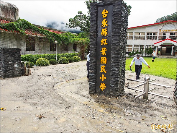 昨天凌晨持續降雨，泥流再流進紅葉國小大門，泥沙淤積近五十公分高。
（記者王秀亭攝）