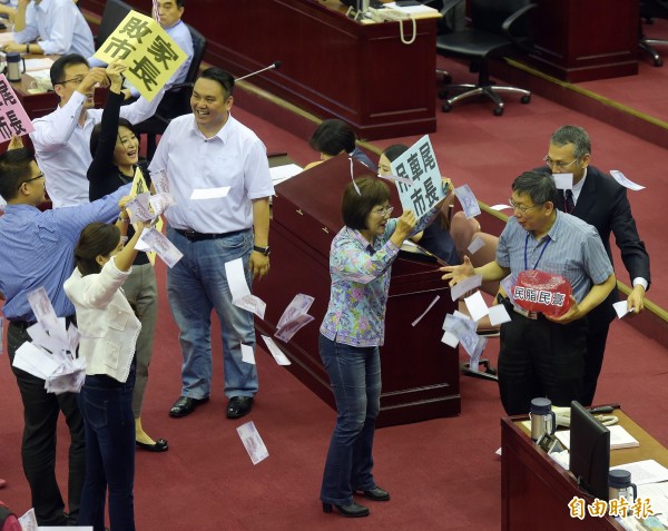 台北市議會今天進行施政報告，國民黨市議員吳世正痛批市長柯文哲只是充滿空話、大話，「這就是柯市長的個性」。（記者黃耀徵攝）