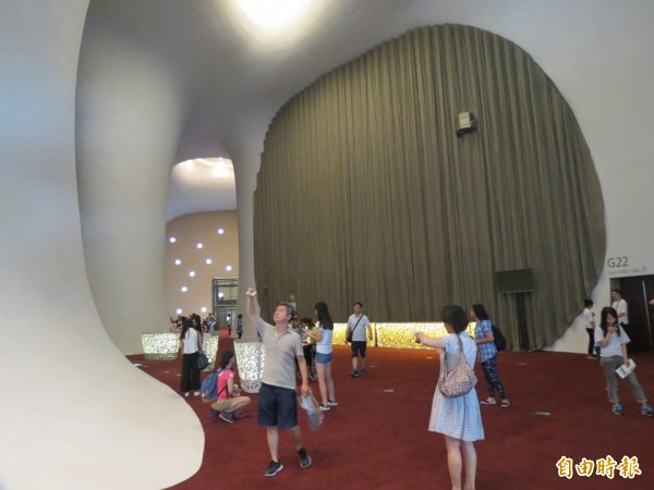 台中國家歌劇院內有多面曲牆設計，但卻被民眾當極限運動場攀爬。（資料照，記者蘇孟娟攝）