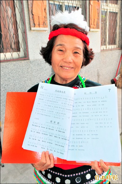 77歲的阿美族馬太鞍部落媽媽曾春蘭，多年來紀錄的馬太鞍古調，樂譜加起來好幾大冊、多達五十首。（記者花孟璟攝）