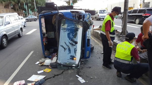 小貨車自翻，警消在現場救援。（記者黃捷翻攝）