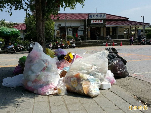 新竹縣議員周江杰臉書PO文抨擊，竹東火車站前方、動漫園區門口垃圾成堆長達4天，記者今天上午到場時垃圾還在，中午已由鎮公所清潔隊清除。（記者蔡孟尚攝）