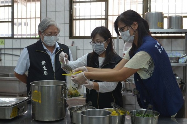 衛生局長吳昭軍（左1 ）率隊抽驗斗六國中營養午餐食材。（雲林縣政府提供）