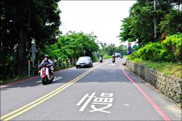 蘭潭風景區學府路清水祖師廟到環潭公路段，路陡又窄，汽機車爭道有交通安全疑慮，市府擬施工改善。（記者王善嬿攝）