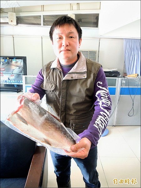 口湖鄉巨無霸虱目魚養殖業者導入真空包裝，便於行銷、拓展巿場。（記者陳燦坤攝）