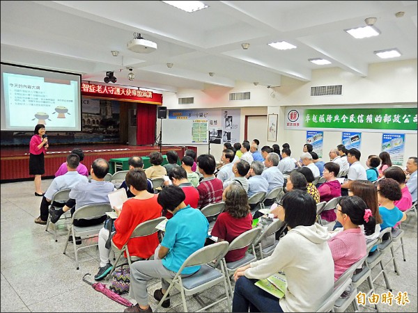 衛生局今年已進行四十二場次說明會，逾二千人次參與，並培訓一百九十九名具醫護相關背景的失智種子講師。（記者林欣漢攝）