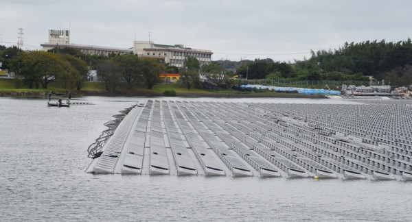 日本千葉縣山倉水庫設置浮動式太陽能板。（雲林縣政府提供）