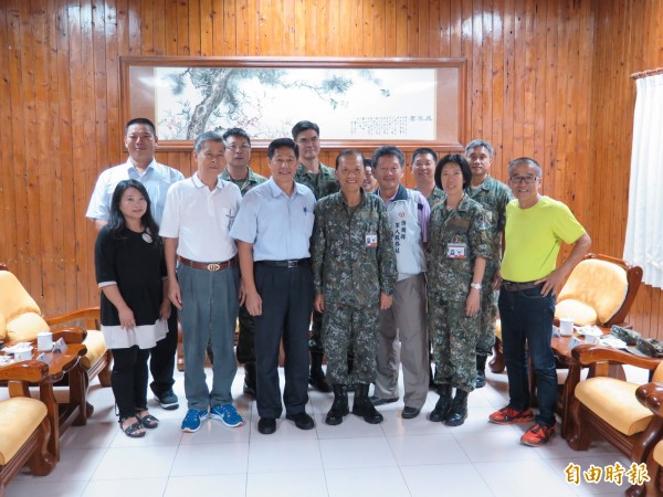 馬公市所會雙首長，感謝國軍風災救援，致贈加菜金及感謝狀。（記者劉禹慶攝）