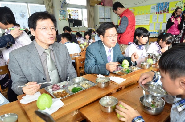 彰化縣長魏明谷跟小朋友一起共進營養午餐。（縣府提供）