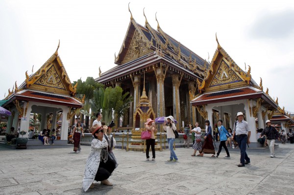 泰國當局近期嚴厲打擊「零團費」旅遊團。圖片為旅遊團參觀玉佛寺，示意圖，與本新聞無關。（資料照，路透）