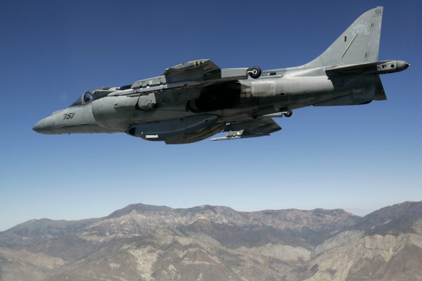 美軍一架「AV-8獵鷹戰鬥機」今日下午在日本沖繩本島東方外海墜毀，機上一名飛行員安全彈出，已被美軍尋獲。（路透）