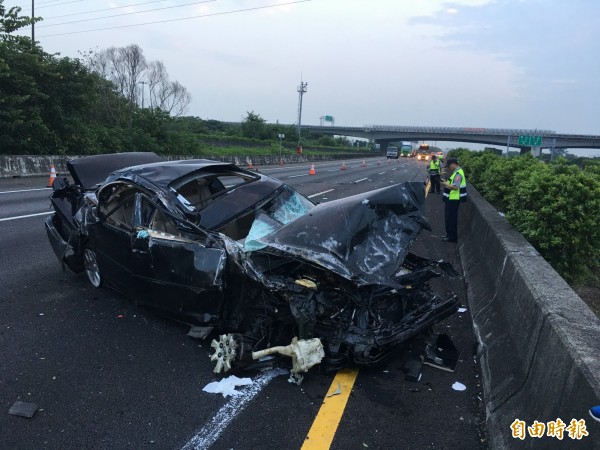 中山高南下244公里斗南段今天發生重大車禍，肇事小客車嚴重扭曲變形。（記者黃淑莉攝）