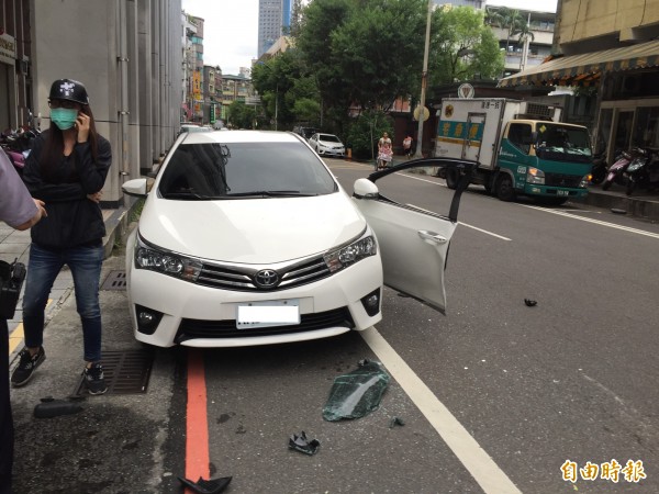 轎車駕駛在路旁打電話求援（記者吳昇儒攝）