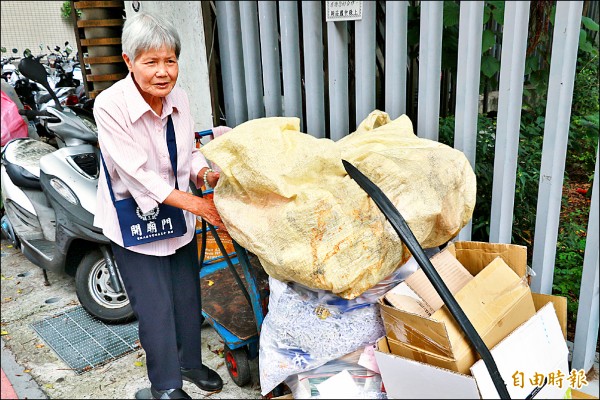 七十八歲阿嬤葉勝子將她做資源回收存下來的錢，買了一輛復康巴士捐贈給新北市政府。（記者何玉華攝）