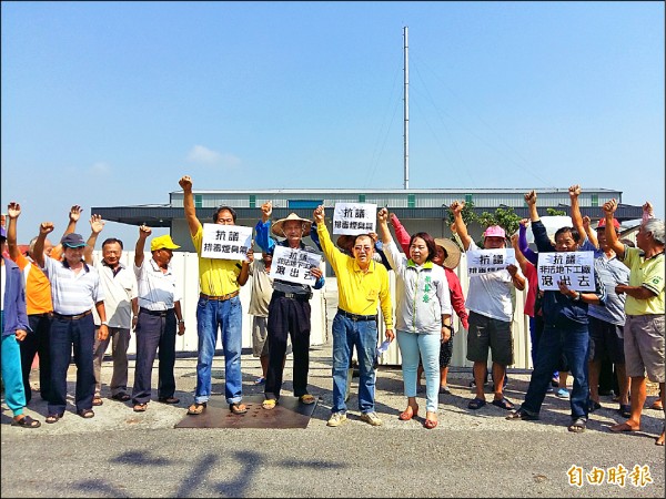 嘉苳里台一線旁一座生產塑料地下工廠頻傳惡臭，里民前往抗議，指控影響生活與健康，業者則表示已停止營運。（記者王涵平攝）