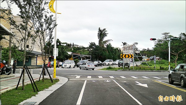 花蓮市新闢道路十六股大道遇到未拓寬的新興路口形成交通瓶頸。（記者王錦義攝）