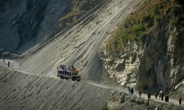 巴基斯坦喀什米爾驚傳公車墜河意外，至少造成24死。圖為巴基斯坦道路情況。（美聯社）