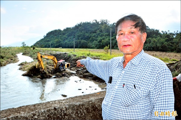 玉里鎮三民里長彭新發向河川局請求協助，昨調度五部怪手疏濬，要跟梅姬颱風搶時間！（記者花孟璟攝）