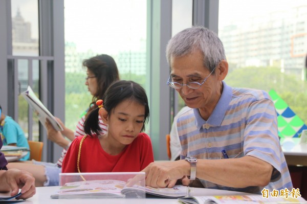 林正泰102年開始加入陪讀天使的行列，每週免費協助弱勢學童課業輔導，繼續從事他大半輩子的「老師」任務。（記者鍾泓良攝）