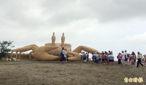 桃園地景藝術節「蟹」幕，總參觀寫下90萬7000人次紀錄。（記者李容萍攝）