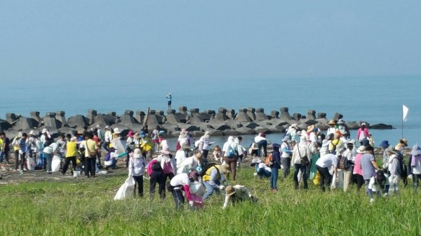 密密麻麻人群頂著豔陽，在爐濟殿公園海灘淨灘。（記者洪臣宏攝）