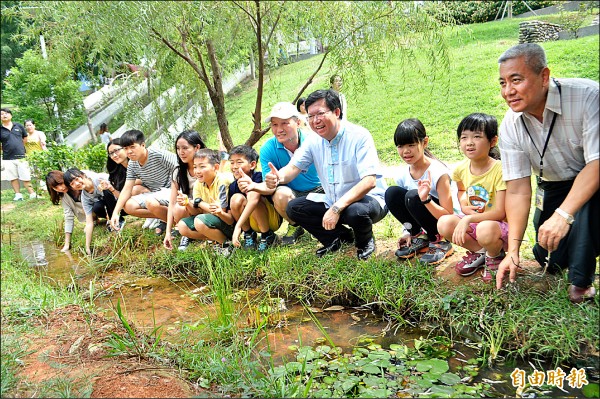 市長鄭文燦出席手護老街溪活動，帶領大人、小孩一起種下萍蓬草。
（記者李容萍攝）