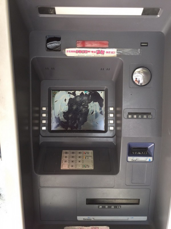 情緒失控的鄭男，還涉嫌砸ATM。（玉井警方提供）