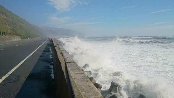 南迴台9線南興段掀起4公尺浪濤，浪花波及路面，公路局封閉北上外側車道。（記者陳賢義翻攝）