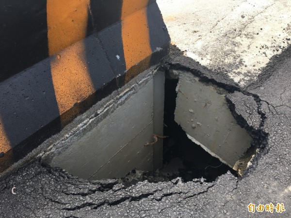 北港溪大埤聯美橋鎮平堤防堤頂塌陷一個大洞，裡面土石被淘空岌岌可危。（記者黃淑莉攝）